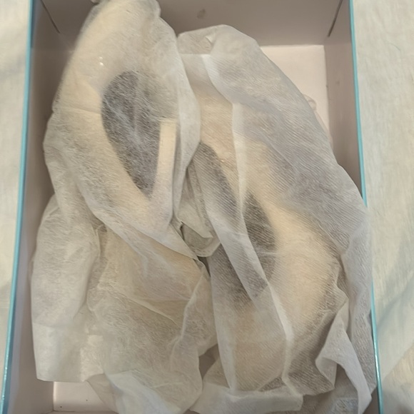 Neutral color heels - Picture 8 of 10